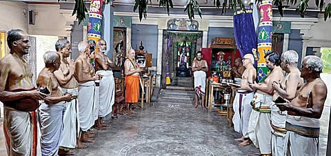 சென்னை திருநீர்மலையில் உள்ள  பவுண்டரீகபுரம் மத் ஆண்டவன் ஆசிரமத்தில் எழுந்தருளியுள்ள பறவாக்கோட்டை சின்ன ஆண்டவன் பரமஹம்ஸேத்யாதி  நிவாஸ கோபால மஹா தேசிகன் சுவாமிகள் நேற்று காலை நிவாசப் பெருமாள் சந்நிதியில்  லட்சுமி ஹயக்ரீவனுக்கும் மற்ற பெருமாள்களுக்கும்  தனுர்மாத ஆராதனை மேற்கொண்டார். உடன் வேத விற்பன்னர்கள்.  படம்: எம்.முத்துகணேஷ்