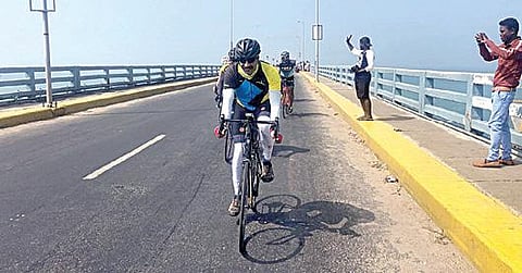 சைக்கிளில் விழிப்புணர்வு பயணம் மேற்கொண்ட டிஜிபி சைலேந்திர பாபு பாம்பன் பாலத்தைக் கடந்து சென்றார்.