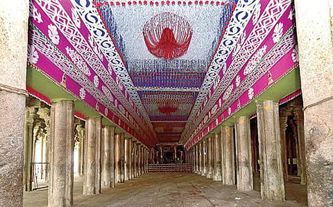 ரங்கம் கோயிலில் அலங்கார வேலைப்பாடுகளுடன் காட்சியளிக்கும் ஆயிரங்கால் மண்டபம். 	படம்: ஜி.ஞானவேல்முருகன்