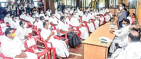 தேமுதிக மாவட்டச் செயலாளர்கள் ஆலோசனைக் கூட்டம் சென்னை கோயம்பேடு  தலைமை அலுவலகத்தில் கட்சித் தலைவர் விஜயகாந்த் தலைமையில் நேற்று நடைபெற்றது. இதில் பேசுகிறார் பொருளாளர் பிரேமலதா.படம்: பு.க.பிரவீன்
