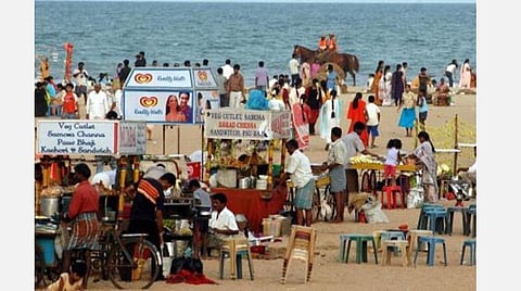 மெரினா கடற்கரையில் 900 தள்ளு வண்டி கடைகள் அமைக்கும் பணி: 3 மாதத்தில் முடிக்க உயர் நீதிமன்றம் உத்தரவு