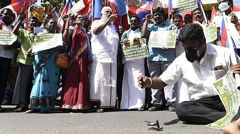 மறியலின் போது உடைக்கப்பட்ட செல்போன். படம்: எம். சாம்ராஜ்