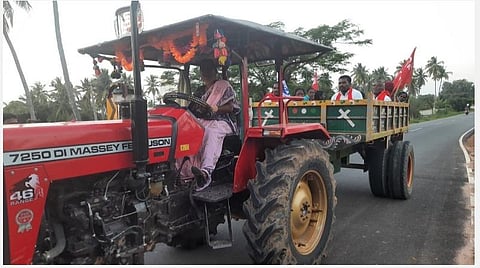 70 கி.மீ. தூரம் தனியாளாக டிராக்டர் ஓட்டி வந்து காத்திருப்புப் போராட்டத்தில் கலந்துகொண்ட பெண் விவசாயி