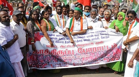 வேளாண் சட்டத்தை வாபஸ் பெறக்கோரி நாகர்கோவிலில் காங்கிரஸ், கம்யூனிஸ்ட் தொழிற்சங்கத்தினர் காத்திருப்புப் போராட்டத்திற்கு முயற்சி: 56 பேர் கைது