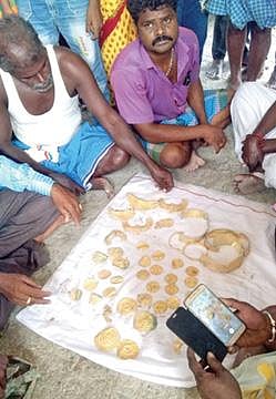 உத்திரமேரூர் குழம்பேஸ்வரர் கோயிலில் கிடைத்த தங்க புதையலில் இருந்த  பழமையான நகைகள்.
