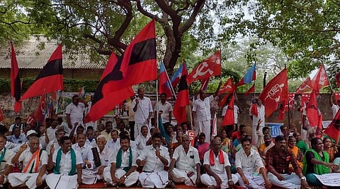 காத்திருப்புப் போராட்டத்தில் ஈடுபட்டுள்ளவர்களில் ஒரு பகுதியினர்.