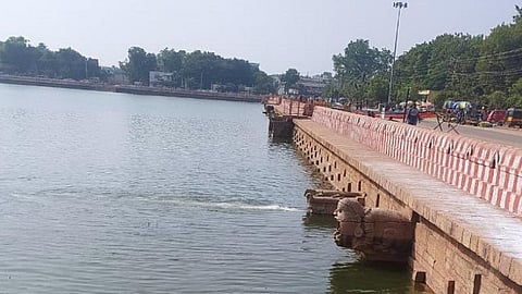 மதுரை வண்டியூர் தெப்பக்குளத்தில் விரைவாக நீர்மட்டம் குறையும் மர்மம் என்ன?- வைகை ஆற்று தண்ணீர் நிரப்பியும் பயனில்லாத அவலம்