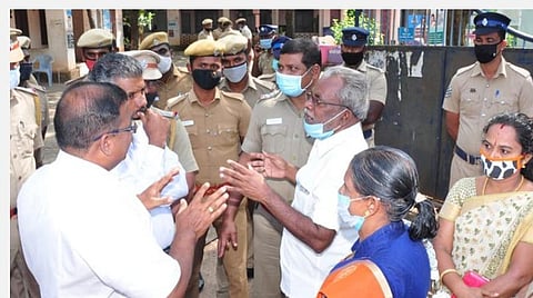 வட்டார வளர்ச்சி அலுவலரை இடமாற்றம் செய்யக்கோரி தக்கலை ஊராட்சி ஒன்றிய அலுவலகத்தை முற்றுகையிட்ட பஞ்சாயத்து தலைவர்கள் 7 பேர் கைது: போலீஸ் குவிப்பால் பரபரப்பு