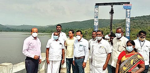 கே.வி.குப்பம் அடுத்த ராஜாதோப்பு அணை பகுதியை நேற்று ஆய்வு செய்த வேலூர் மாவட்ட ஆட்சியர் சண்முகசுந்தரம். அருகில், எம்எல்ஏ லோகநாதன் உள்ளிட்டோர்.