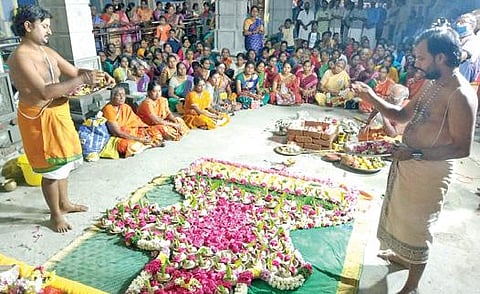மல்லிகேஸ்வரர் கோயிலில் கார்த்திகை மாத 5-வது சோமவாரத்தை ஒட்டி 108 சங்காபிஷேகம் நடைபெற்றது.