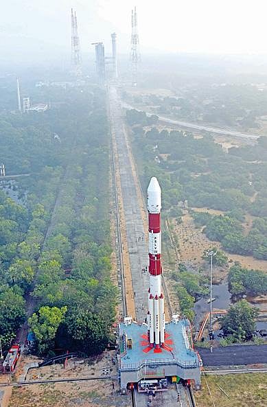 பிஎஸ்எல்வி-சி50 ராக்கெட், ஏவுதளத்துக்கு கொண்டு செல்லப்படுகிறது. படம்: ‘இஸ்ரோ’