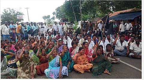 வத்தலகுண்டு அருகே எம்.குரும்பப்பட்டியில் மறியலில் ஈடுபட்ட விவசாயிகள், கிராமப் பெண்கள்.