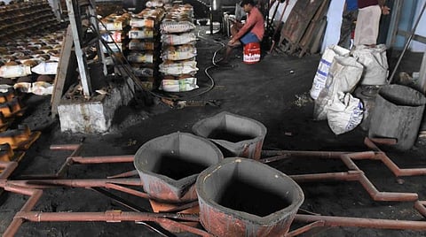 வேலைநிறுத்தப் போராட்டம் காரணமாக கோவை பீளமேடு தண்ணீர்பந்தல் பகுதியில் உள்ள ஒரு பவுண்டரியில் நிறுத்தி வைக்கப்பட்டுள்ள பணிகள். | படம்: ஜெ.மனோகரன்.