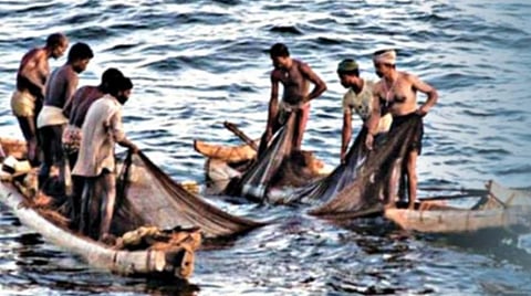 தூத்துக்குடியில் இருந்து மீன்பிடிக்கச் சென்ற 7 மீனவர்கள் இலங்கைக் கடற்படையினரால் கைது: விரைவாக மீட்கக் கோரிக்கை