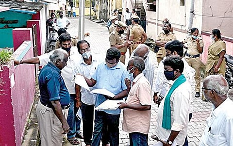 சென்னையை அடுத்த சிட்லபாக்கம் ஏரிப் பகுதியை ஆக்கிரமித்து கட்டப்பட்டுள்ள கட்டிட உரிமையாளர்களுக்கு பொதுப்பணித் துறை அதிகாரிகள்  நேற்று நோட்டீஸ் வழங்கினர். படம்:எம்.முத்துகணேஷ்