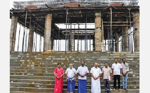 திருமங்கலம் அருகே ஜெயலலிதாவுக்குக் கட்டப்படும் கோயில் பணிகளை பார்வையிட்ட அமைச்சர் ஆர்.பி. உதயகுமார்.