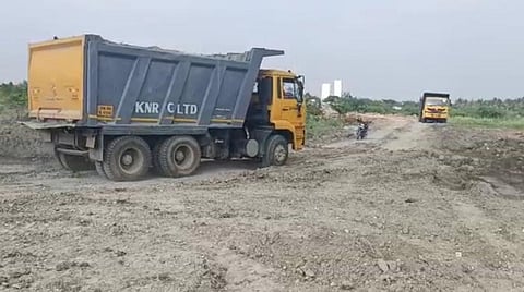 நீலாம்பூர் அருகே, மரங்கள் வளர்க்க ஒதுக்கப்பட்ட இடத்தில் கலவைகள் தயாரிக்கவும், மேம்பாலப் பணியின் போது கிடைக்கும் கழிவுகளை கொட்டவும் பணிகள் நடப்பதைக் காணலாம்.