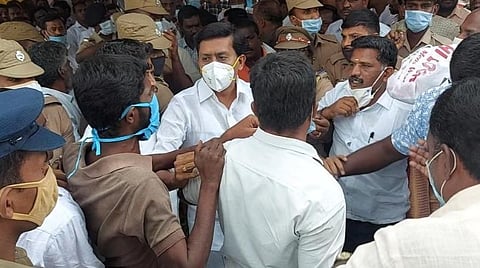 மாடப்பள்ளியில் மினி கிளினிக் திறப்புவிழாவில் திமுக எம்எல்ஏ நல்லதம்பி தலைமையில் திமுகவினர் முற்றுகைப் போராட்டத்தில் ஈடுபட்டனர்.