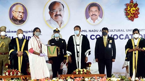 விழாவில் தமிழக ஆளுநர் பன்வாரிலால் புரோஹித்திடம் பட்டம் பெற்ற மாணவி. அருகில் குடியரசு துணைத்தலைவர் வெங்கய்ய நாயுடு, அமைச்சர்கள் கே.பி.அன்பழகன், உடுமலை ராதாகிருஷ்ணன், துணைவேந்தர் என்.குமார் உள்ளிட்டோர். | படம்: ஜெ.மனோகரன்.