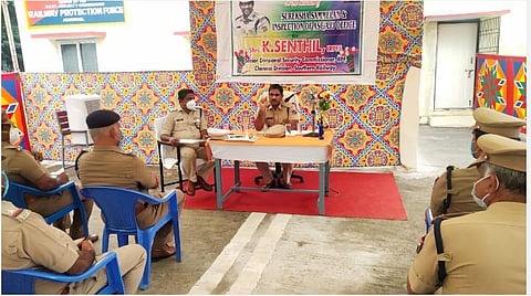 அரக்கோணத்தில் ரயில்வே பாதுகாப்புப் படைக் காவலர்களிடம் குறைகளைக் கேட்டறிந்த முதுநிலை ரயில்வே பாதுகாப்புப் படை ஆணையாளர் செந்தில்.