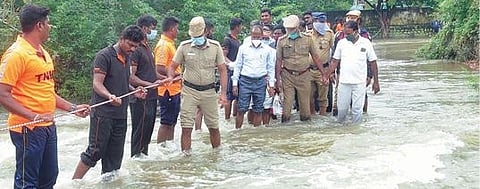 அரகண்டநல்லூர் பகுதியில் அருகாமை கிராம ஏரிகளிலிருந்து உபரி நீர் வெளியேறுவதை பார்வையிட்டு தடுப்புப்பணிகளை ஆட்சியர் அண்ணாதுரை ஆய்வு மேற்கொள்கிறார்.