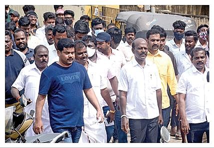 ஏரியை சுத்தம் செய்யப் போவதாக கூறி தொண்டர்களுடன் வந்த திமுக எம்எல்ஏக்கள் மா.சுப்பிரமணியன், அரவிந்த் ரமேஷ். படங்கள்: எம்.முத்துகணேஷ்
