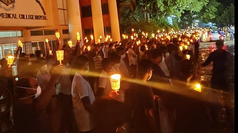 சிதம்பரம் ராஜா முத்தையா மருத்துவக் கல்லூரி மாணவர்கள் கையில் மெழுகுவர்த்தி ஏந்திப் போராட்டத்தில் ஈடுபட்டனர்.