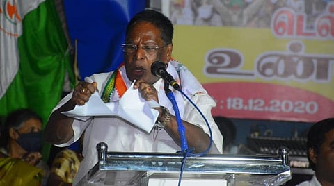 வேளாண் சட்ட நகலைக் கிழிக்கும் முதல்வர் நாராயணசாமி.