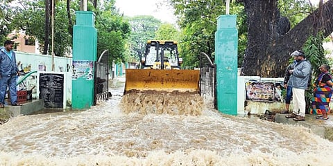 கடலூர் சுற்றுலா மாளிகையில் தேங்கிய மழைநீரை பொக்லைன் இயந்திரம் கொண்டு அகற்றும் பொதுப்பணித் துறையினர்.