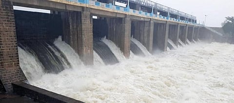 வீடூர் அணை நிரம்பியுள்ளதால் அனைத்து மதகுகளும் திறக்கப்பட்டு தண்ணீர் வெளியேற்றப்படுகிறது.