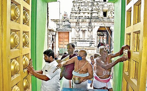 மாமல்லபுரம் ஸ்தலசயன பெருமாள் கோயிலில் சொர்க்க வாசல் திறப்புக்காக கதவுகளை சீரமைத்து பித்தளை தகடு பொருத்தும் பணி தொடங்கப்பட்டுள்ளது.