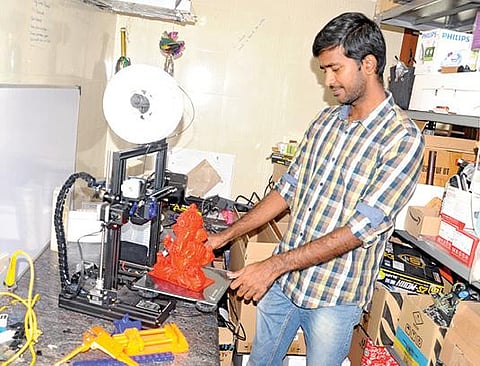 உலகின் எந்த ஒரு மூலையில் இருந்தாலும் தனது செல்போன் மூலம் 3டி பிரிண்டரை இயக்கும் வகையில் வடிவமைத்தது குறித்து நவீன்குமார் விளக்குகிறார்.