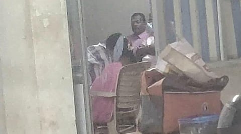 அரியலூர் வட்டாரப் போக்குவரத்து அலுவலகத்தில் சோதனை செய்யும் லஞ்ச ஒழிப்பு போலீஸார்.