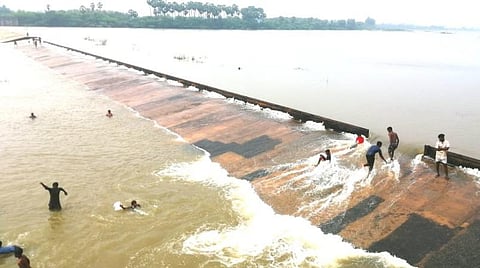 தண்ணீர் நிரம்பி வழியும் சொர்ணாவூர் அணைக்கட்டு.