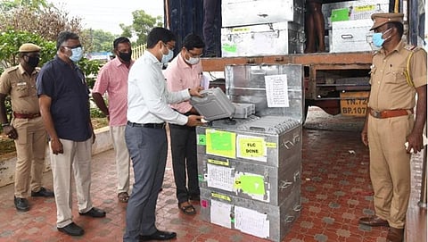 சட்டப்பேரவைத் தேர்தலுக்குத் தயாராகும் தேர்தல் ஆணையம்; மகாராஷ்டிராவில் இருந்து தூத்துக்குடிக்கு 2500 மின்னணு வாக்குப்பதிவு இயந்திரங்கள் வருகை: மாவட்ட ஆட்சியர் நேரில் ஆய்வு