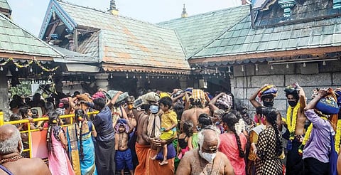 சென்னை ராஜா அண்ணாமலைபுரத்தில் உள்ள ஐயப்பன் கோயிலில் சுவாமி தரிசனம் செய்ய குவிந்த பக்தர்கள். படம்: பு.க.பிரவீன்