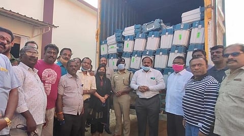 மகராஷ்டிர மாநிலத்தில் இருந்து திருப்பத்தூர் மாவட்டத்துக்கு லாரிகளில் கொண்டு வரப்பட்ட மின்னணு வாக்குப்பதிவு இயந்திரங்களை மாவட்ட ஆட்சியர் சிவன் அருள் ஆய்வு செய்தார். உடன் எஸ்.பி. விஜயகுமார் உட்பட பலர் உள்ளனர்.