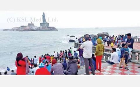 நீண்ட இடைவெளிக்கு பின்னர் விடுமுறை தினத்தில் உற்சாகம்: கன்னியாகுமரி, திற்பரப்பில் திரண்ட மக்கள்