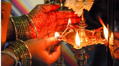 வீட்டில் விளக்கேற்றுவது இப்படித்தான்! எந்த திசையில் நின்று விளக்கேற்ற வேண்டும்? 