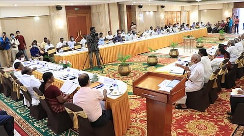 ஆதிதிராவிடர் நல உயர்மட்டக்குழுக் கூட்டத்தில் பங்கேற்காத ஐஏஎஸ் அதிகாரிகளால் சர்ச்சை; பத்திரிகையாளர்களை வெளியேறச் சொன்ன முதல்வர் நாராயணசாமி