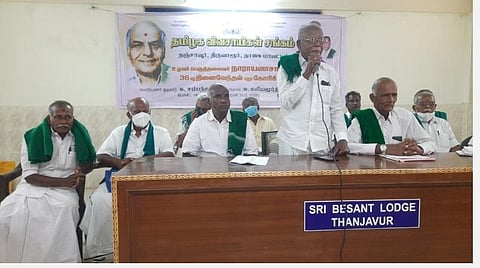 தஞ்சாவூரில் இன்று நடைபெற்ற தமிழக விவசாயிகள் சங்கத்தின் கோரிக்கை மாநாட்டில் மாநிலத் தலைவர் எஸ்.ஏ.சின்னசாமி பேசினார். அருகில் மாநில, மாவட்ட நிர்வாகிகள் பலர் உள்ளனர்.