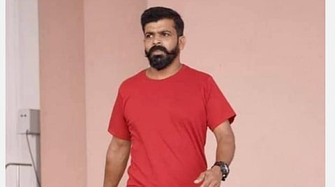 கிறிஸ்துமஸ் அலங்காரம் செய்யும்போது சோகம்: கீழே விழுந்து சினிமா ஒப்பனைக் கலைஞர் மரணம்