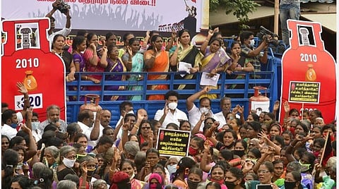 காஸ் சிலிண்டர் விலை உயர்வைக் கண்டித்து திருச்சி தெற்கு மாவட்ட திமுக சார்பில் திருச்சி சிந்தாமணி அண்ணாசிலை அருகே ஆர்ப்பாட்டத்தில் ஈடுபட்ட கவிஞர் சல்மா, அன்பில் மகேஷ் பொய்யாமொழி உள்ளிட்டோர். | படங்கள்: ஜி.ஞானவேல்முருகன்.