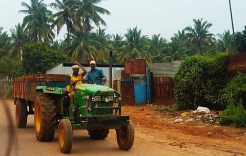 கோவை தடாகம் பகுதியில் செங்கற்களை எடுத்துச் செல்லப் பயன்படுத்தப்படும் டிராக்டர்
