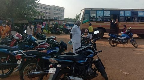 சாலை ஆக்கிரமிப்பால் சிவகங்கை அரசு மருத்துவமனைக்கு பஸ்கள் வர மறுப்பு: நோயாளிகள் அவதி
