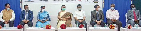 சென்னை பசுமை வழி சாலையில் உள்ள அண்ணா மேலாண்மை நிலையத்தில் நடைபெற்ற ‘ஓளிரும் நம்பிக்கை’ பாராட்டு விழாவில் சமூகநலத் துறை அமைச்சர் வி.சரோஜா, அண்ணா மேலாண்மை பயிற்சி நிறுவனத்தின் இயக்குநர் வெ.இறையன்பு, சமூக நலத் துறைச் செயலாளர் எஸ்.மதுமதி, சமூக பாதுகாப்புத் துறையின் ஆணையர் லால்வேனா உள்ளிட்ட பலர் கலந்து கொண்டனர்.
