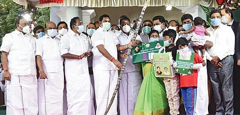 அரிசி குடும்ப அட்டைகளுக்கு பொங்கல் தொகுப்புடன் ரூ.2,500 ரொக்கம் அளிக்கும் திட்டத்தை பயனாளி ஒருவரின் குடும்பத்துக்கு வழங்கி முதல்வர் பழனிசாமி நேற்று சென்னையில் தொடங்கி வைத்தார். உடன் துணை முதல்வர் ஓ.பன்னீர்செல்வம், அமைச்சர்கள் திண்டுக்கல் சீனிவாசன், ஜெயக்குமார், செல்லூர் ராஜூ, காமராஜ், தலைமைச் செயலர் கே.சண்முகம் உள்ளிட்டோர் உள்ளனர். படம்: ம.பிரபு