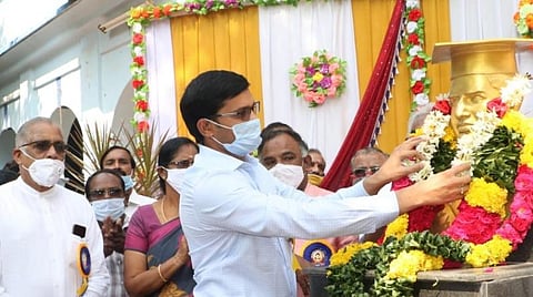 கும்பகோணம் நகர மேல்நிலைப் பள்ளியில் உள்ள சீனிவாச ராமானுஜனின் உருவச் சிலைக்கு மாலை அணிவித்து மரியாதை செலுத்திய மாவட்ட ஆட்சியர் ம.கோவிந்தராவ் உள்ளிட்டோர்.