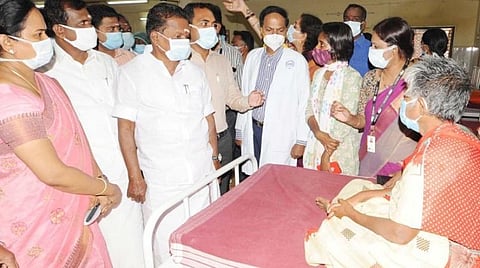 சிவகங்கை பழைய மருத்துவமனை கட்டிடத்தில் மனநல காப்பகத்தை திறந்து வைத்து பார்வையிட்ட அமைச்சர் ஜி.பாஸ்கரன். அருகில் மாவட்ட ஆட்சியர் பி.மதுசூதன் ரெட்டி, எம்எல்ஏ நாகராஜன்.