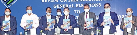 தமிழகத்தில் சட்டப்பேரவை தேர்தல் முன்னேற்பாடுகளை 2 நாட்களாக ஆய்வு செய்த தேர்தல் ஆணைய குழுவினர், செய்தியாளர்களை நேற்று சந்தித்தனர். அப்போது, 2019-ம் ஆண்டு நாடாளுமன்ற தேர்தல் தொடர்பான நூலை தேர்தல் ஆணைய பொதுச்செயலர் உமேஷ் சின்கா, வெளியிட்டார்.  உடன் தேர்தல் ஆணைய இயக்குநர் பங்கஜ் வத்சவா, பிஹார் மாநில தலைமை தேர்தல் அதிகாரி ஹெச்.ஆர்.ஸ்ரீநிவாசா, தமிழக தலைமை தேர்தல் அதிகாரி சத்யபிரத சாஹூ, துணை தேர்தல் ஆணையர்கள் சுதீப் ஜெயின், ஆஷிஷ் குந்த்ரா, ஆணைய செயலர் மலே மாலிக் ஆகியோர் உள்ளனர்.படம்: பு.க.பிரவீன்